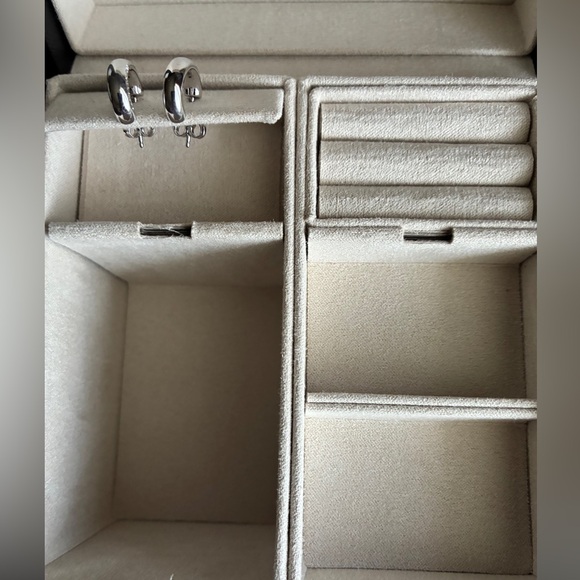 MICHAEL KORS Bracelet and Earrings Set. - Picture 10 of 16